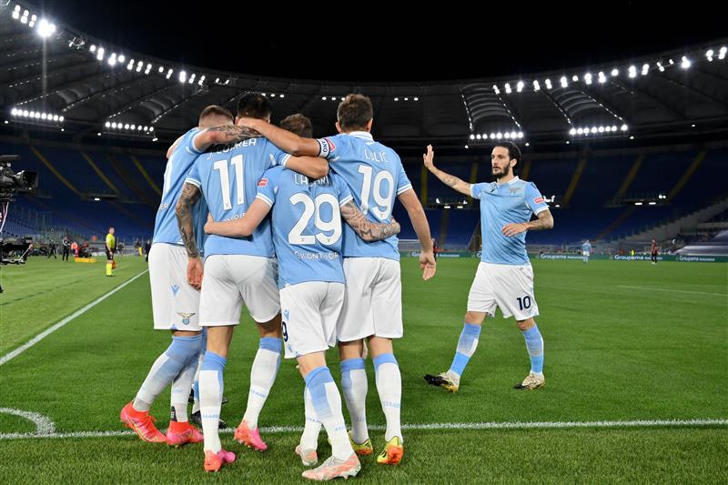 ROME, ITALY - APRIL 26: Joaquin Correa of SS Lazio celebrates the opening goal with his team mates during the Serie A match between SS Lazio and AC Milan at Stadio Olimpico on April 26, 2021 in Rome, Italy. (Getty Images)