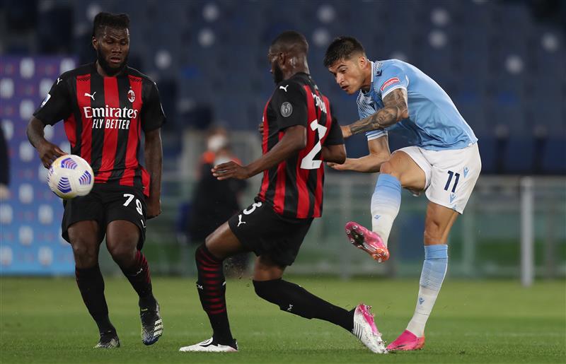 ROME, ITALY - APRIL 26: Joaquon Correa of SS Lazio shooting past Fikayo Tomori of A.C. Milan and Franck Kessie of A.C. Milan  during the Serie A match between SS Lazio and AC Milan at Stadio Olimpico on April 26, 2021 in Rome, Italy. (Getty Images)