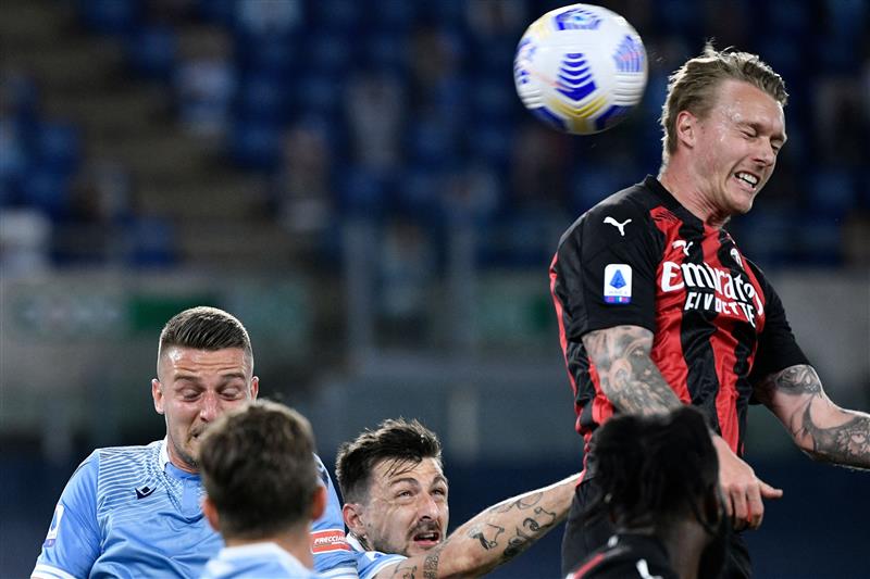 AC Milan's Danish defender Simon Kjaer (R) heads the ball during the Italian Serie A football match Lazio vs Ac Milan at Olympic stadium in Rome on April 26, 2021. (Getty Images)