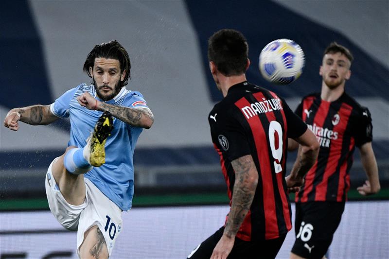 Lazio's Spanish midfielder Luis Alberto (L) during the Italian Serie A football match Lazio vs Ac Milan at Olympic stadium in Rome on April 26, 2021. (Getty Images)