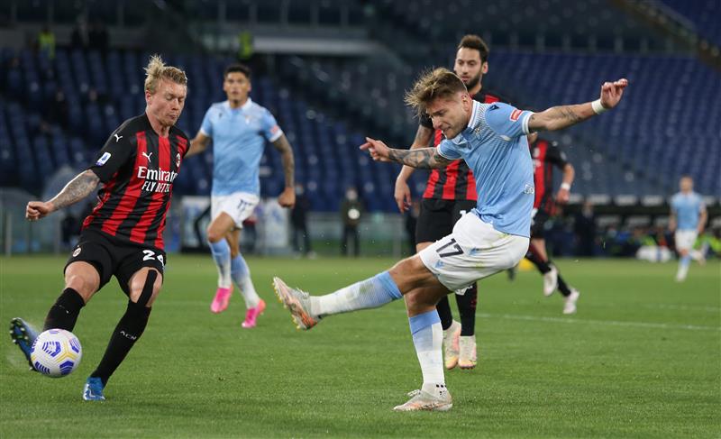 ROME, ITALY - APRIL 26: Ciro Immobile of SS Lazio takes a shot past Simon Kjaer of A.C. Milan  during the Serie A match between SS Lazio and AC Milan at Stadio Olimpico on April 26, 2021 in Rome, Italy. (Getty Images)