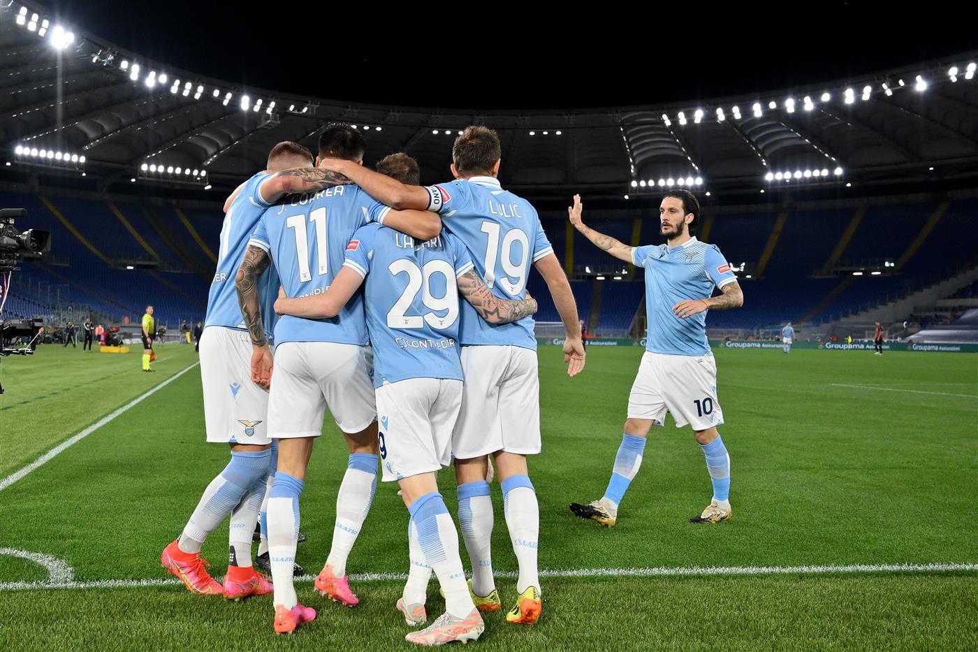 ROME, ITALY - APRIL 26: Joaquin Correa of SS Lazio celebrates the opening goal with his team mates during the Serie A match between SS Lazio and AC Milan at Stadio Olimpico on April 26, 2021 in Rome, Italy. (Getty Images)