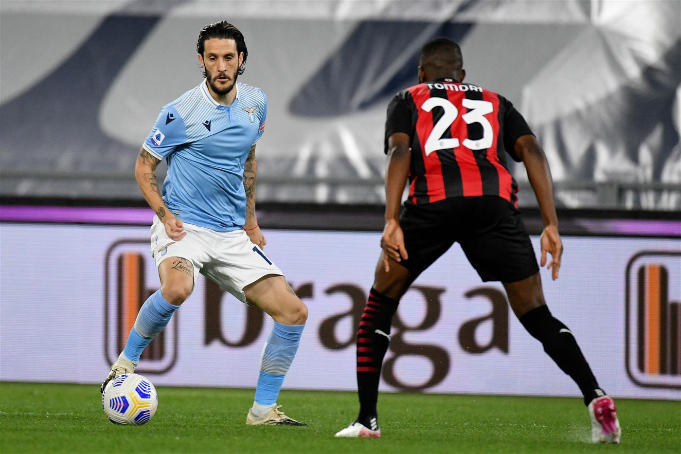 ROME, ITALY - APRIL 26: Luis Alberto of SS Lazio competes for the ball with Oluwafikayomi Tomori of AC Milan during the Serie A match between SS Lazio and AC Milan at Stadio Olimpico on April 26, 2021 in Rome, Italy. (Getty Images)