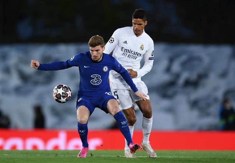 MADRID, SPAIN - APRIL 27: Kepa Arrizabalaga of Chelsea battles for possession with Raphael Varane of Real Madrid during the UEFA Champions League Semi Final First Leg match between Real Madrid and Chelsea FC at Estadio Alfredo Di Stefano on April 27, 2021 in Madrid, Spain.  (Getty Images)