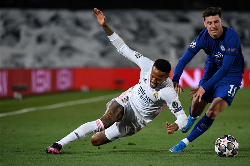 Real Madrid's Brazilian defender Eder Militao (L) vies with Chelsea's English midfielder Mason Mount during the UEFA Champions League semi-final first leg football match between Real Madrid and Chelsea at the Alfredo di Stefano stadium in Valdebebas, on the outskirts of Madrid, on April 27, 2021.  (Getty Images)