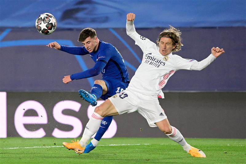 Real Madrid's Croatian midfielder Luka Modric (R) challenges Chelsea's English midfielder Mason Mount during the UEFA Champions League semi-final first leg football match between Real Madrid and Chelsea at the Alfredo di Stefano stadium in Valdebebas, on the outskirts of Madrid, on April 27, 2021. (Getty Images)