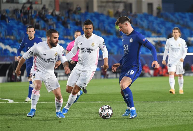 MADRID, SPAIN - APRIL 27: Mason Mount of Chelsea runs with the ball whilst under pressure from Dani Carvajal and Casemiro of Real Madrid during the UEFA Champions League Semi Final First Leg match between Real Madrid and Chelsea FC at Estadio Alfredo Di Stefano on April 27, 2021 in Madrid, Spain. (Getty Images)