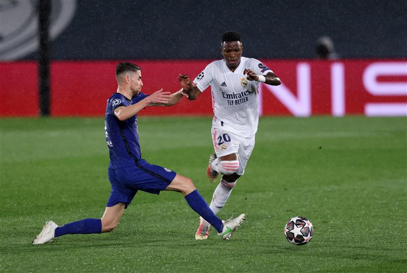 MADRID, SPAIN - APRIL 27 Vinicius Junior of Real Madrid is challenged by Jorginho of Chelsea during the UEFA Champions League Semi Final First Leg match between Real Madrid and Chelsea FC at Estadio Alfredo Di Stefano on April 27, 2021 in Madrid, Spain. (Getty Images)