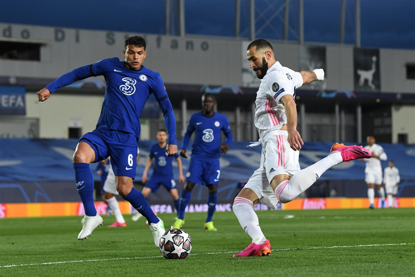 MADRID, SPAIN - APRIL 27 Karim Benzema of Real Madrid crosses the ball whilst under pressure from Thiago Silva of Chelsea during the UEFA Champions League Semi Final First Leg match between Real Madrid and Chelsea FC at Estadio Alfredo Di Stefano on April 27, 2021 in Madrid, Spain. (Getty Images)
