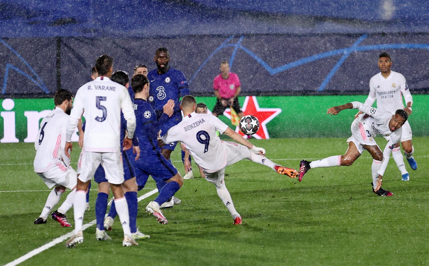 MADRID, SPAIN - APRIL 27 Karim Benzema of Real Madrid scores their side's first goal during the UEFA Champions League Semi Final First Leg match between Real Madrid and Chelsea FC at Estadio Alfredo Di Stefano on April 27, 2021 in Madrid, Spain. (Getty Images)