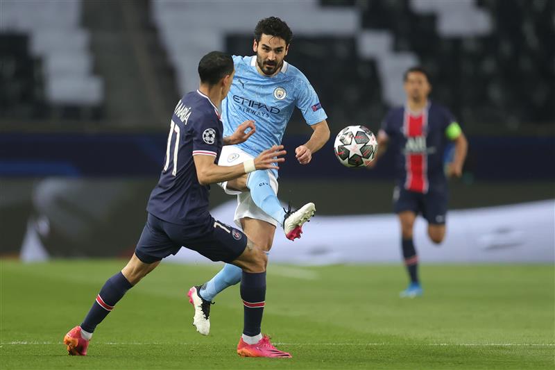 PARIS, FRANCE - APRIL 28: Ilkay Gundogan of Manchester City makes a pass whilst under pressure from Angel Di Maria of Paris Saint-Germain during the UEFA Champions League Semi Final First Leg match between Paris Saint-Germain and Manchester City  at Parc des Princes on April 28, 2021 in Paris, France. (Getty Images)