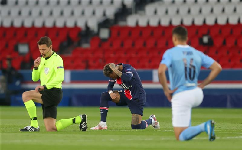 PARIS, FRANCE - APRIL 28: Neymar of Paris Saint-Germain takes a knee in support of the Black Lives Matter movement prior to the UEFA Champions League Semi Final First Leg match between Paris Saint-Germain and Manchester City  at Parc des Princes on April 28, 2021 in Paris, France. (Getty Images)