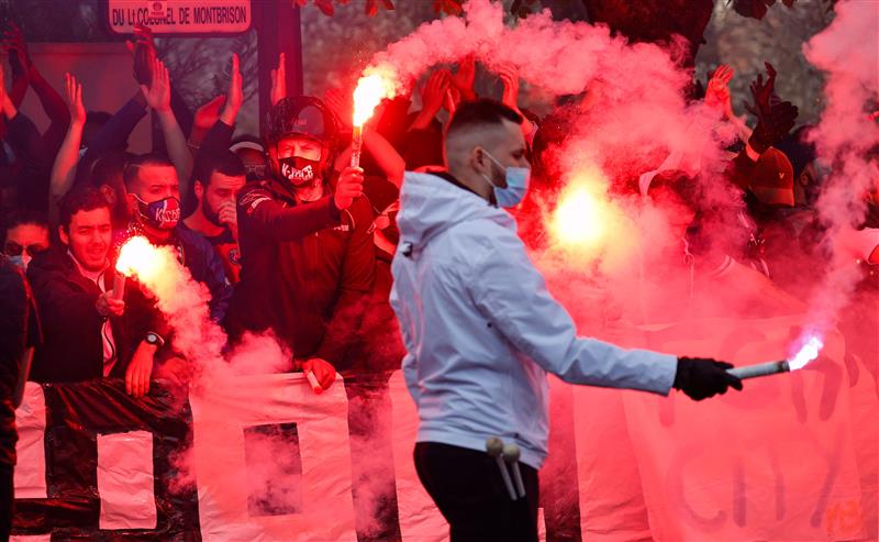 Paris Saint-Germain supporters lights flares as they wait in front the PSG's team hotel in Rueil-Malmaison, outside Paris, on April 28, 2021, prior to the UEFA Champions League first leg semi-final football match between Paris Saint-Germain (PSG) and Manchester City, held at the Parc des Princes stadium. (Getty Images)
