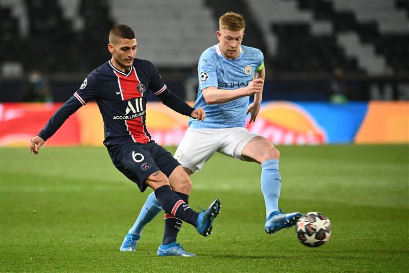 Paris Saint-Germain's Italian midfielder Marco Verratti (L) fights for the ball with Manchester City's Belgian midfielder Kevin De Bruyne during the UEFA Champions League first leg semi-final football match between Paris Saint-Germain (PSG) and Manchester City at the Parc des Princes stadium in Paris on April 28, 2021. (Getty Images)