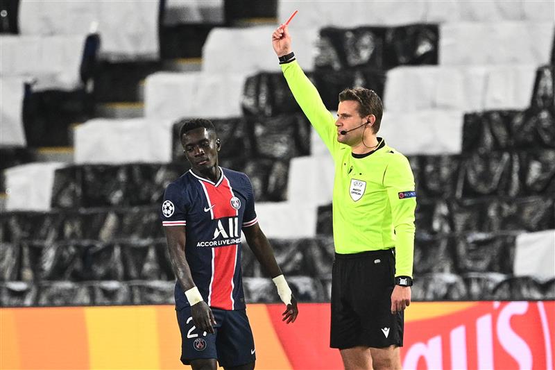 Referee Felix Brych (R) shows a red card to Paris Saint-Germain's Senegalese midfielder Idrissa Gueye during the UEFA Champions League first leg semi-final football match between Paris Saint-Germain (PSG) and Manchester City at the Parc des Princes stadium in Paris on April 28, 2021. (Getty Images)
