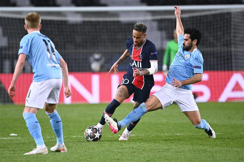Paris Saint-Germain's Brazilian forward Neymar (C) drives the ball during the UEFA Champions League first leg semi-final football match between Paris Saint-Germain (PSG) and Manchester City at the Parc des Princes stadium in Paris on April 28, 2021. (Getty Images)