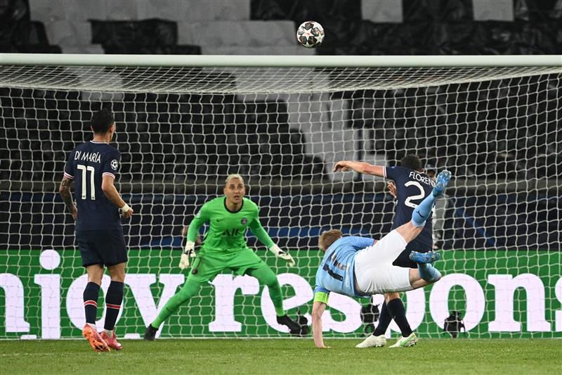 Manchester City's Belgian midfielder Kevin De Bruyne shoots on goal during the UEFA Champions League first leg semi-final football match between Paris Saint-Germain (PSG) and Manchester City at the Parc des Princes stadium in Paris on April 28, 2021 (Getty Images)