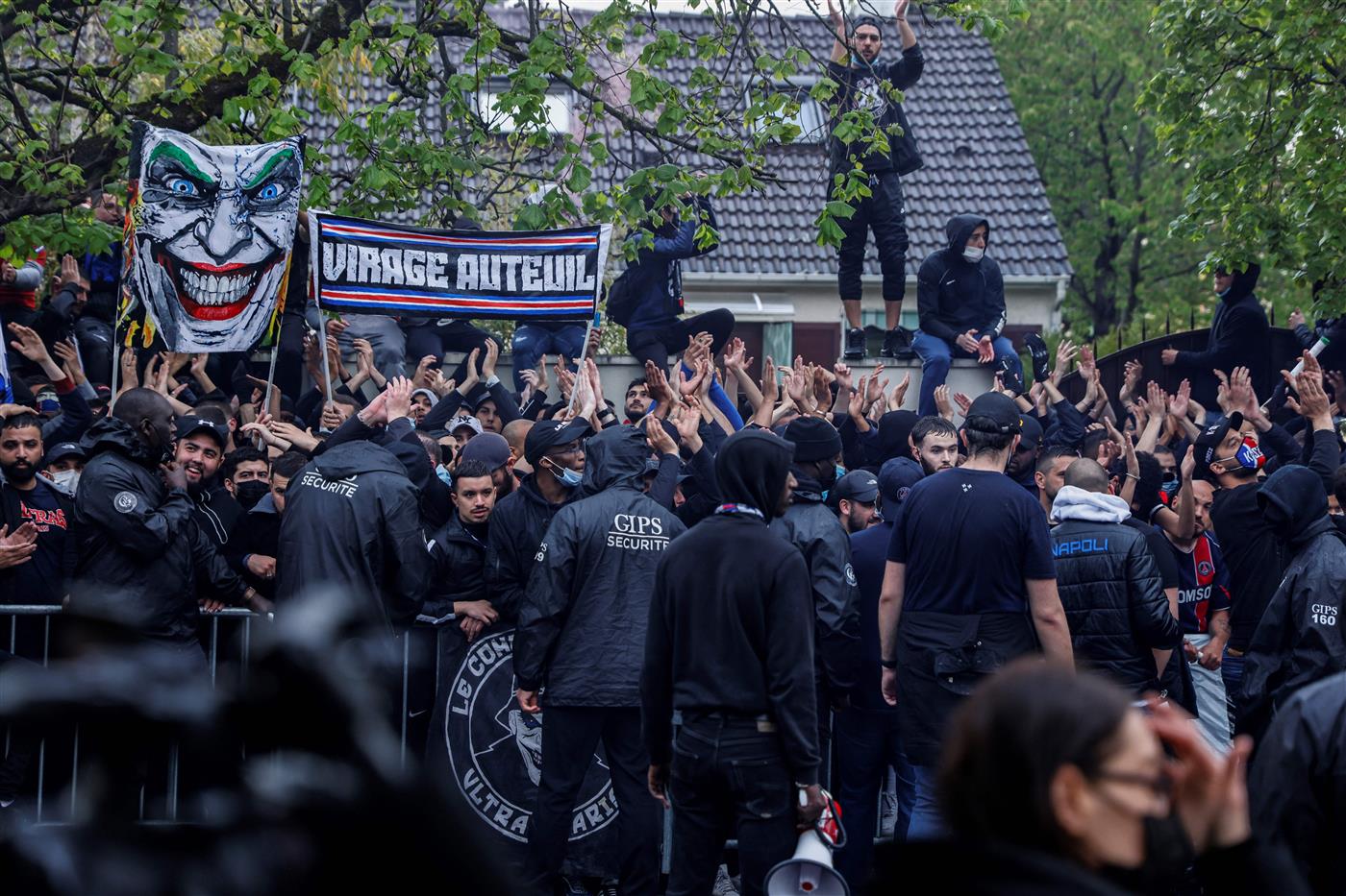 Paris Saint-Germain supporters cheer outside PSG's team hotel in Rueil-Malmaison, outside Paris, on April 28, 2021, prior to the UEFA Champions League first leg semi-final football match between Paris Saint-Germain (PSG) and Manchester City, held at the Parc des Princes stadium. (Getty Images)