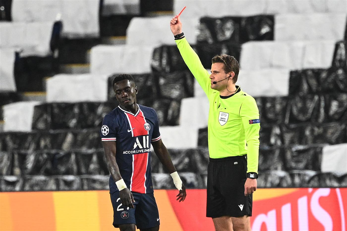 Referee Felix Brych (R) shows a red card to Paris Saint-Germain's Senegalese midfielder Idrissa Gueye during the UEFA Champions League first leg semi-final football match between Paris Saint-Germain (PSG) and Manchester City at the Parc des Princes stadium in Paris on April 28, 2021. (Getty Images)