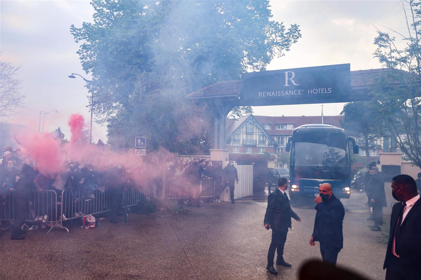 Fans cheer for their team as PSG players leave their hotel in Rueil-Malmaison, outside Paris, on April 28, 2021, prior to the UEFA Champions League first leg semi-final football match between Paris Saint-Germain (PSG) and Manchester City, held at the Parc des Princes stadium. (Getty Images)