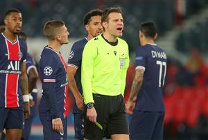 PARIS, FRANCE - APRIL 28: Referee Felix Brych holds a yellow card during the UEFA Champions League Semi Final First Leg match between Paris Saint-Germain and Manchester City at Parc des Princes on April 28, 2021 in Paris, France. (Getty Images)