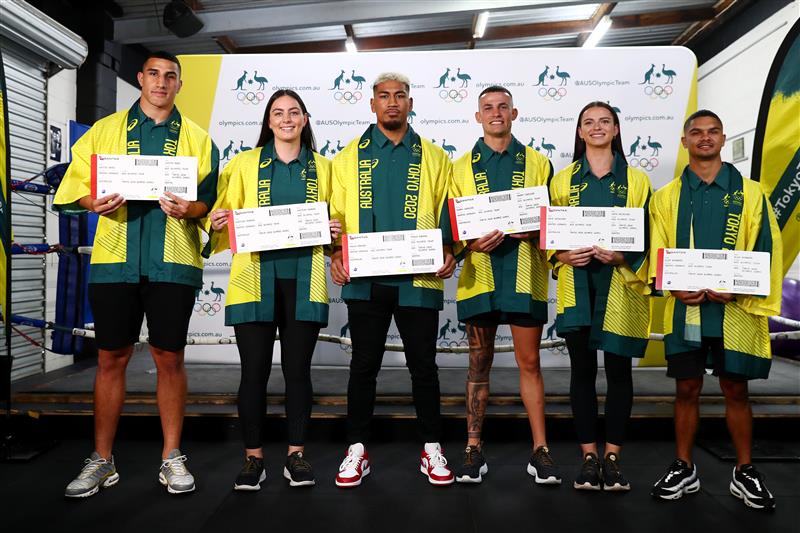 GOLD COAST, AUSTRALIA - MAY 04: Justis Huni, Caitlin Park, Paulo Aokuso, Harry Garside, Skye Nicolson and  Alex Winwood pose after the announcement of the Australian boxing squad for the 2020 Tokyo Olympic Games, at Gold COast PCYC on May 04, 2021 in Gold Coast, Australia. (Getty Images)