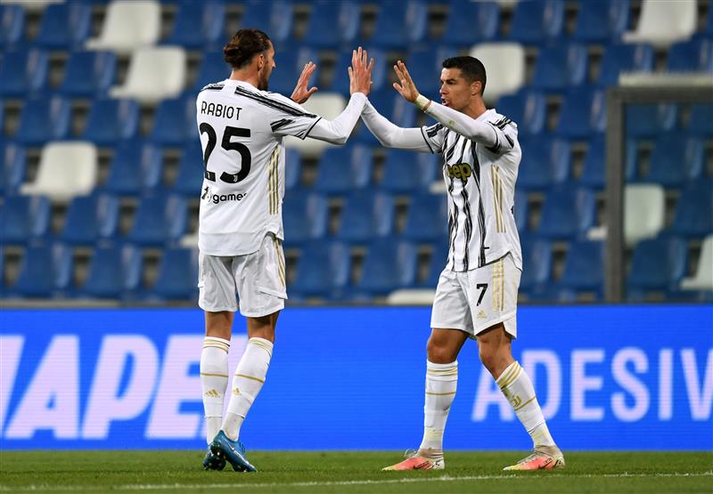 REGGIO NELL'EMILIA, ITALY - MAY 12: Adrien Rabiot of Juventus celebrates with Cristiano Ronaldo after scoring their side's first goal during the Serie A match between US Sassuolo and Juventus at Mapei Stadium - Città del Tricolore on May 12, 2021 in Reggio nell'Emilia, Italy. Sporting stadiums around Italy remain under strict restrictions due to the Coronavirus Pandemic as Government social distancing laws prohibit fans inside venues resulting in games being played behind closed doors.    (Getty Images)