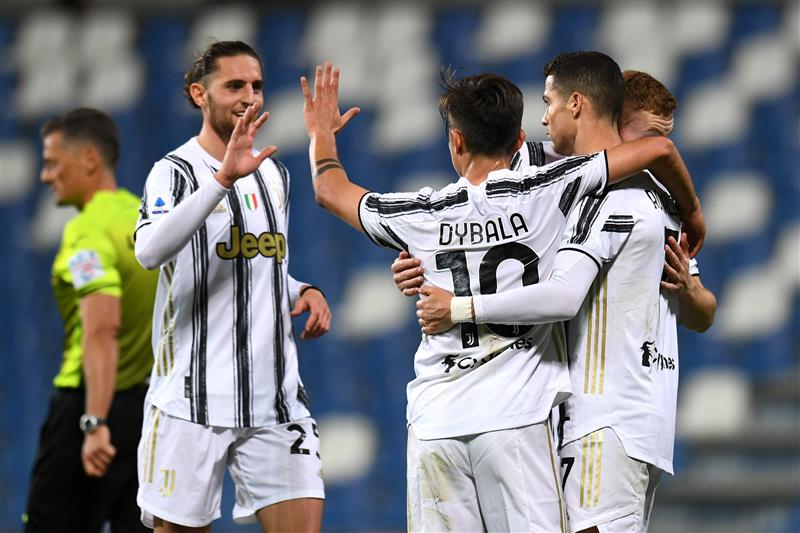 REGGIO NELL'EMILIA, ITALY - MAY 12: Cristiano Ronaldo of Juventus celebrates with Paulo Dybala after scoring their side's second goal during the Serie A match between US Sassuolo and Juventus at Mapei Stadium - Città del Tricolore on May 12, 2021 in Reggio nell'Emilia, Italy. Sporting stadiums around Italy remain under strict restrictions due to the Coronavirus Pandemic as Government social distancing laws prohibit fans inside venues resulting in games being played behind closed doors.    (Getty Images)
