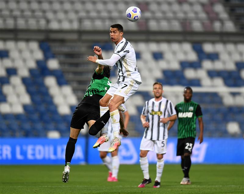 REGGIO NELL'EMILIA, ITALY - MAY 12: Cristiano Ronaldo of Juventus wins a header during the Serie A match between US Sassuolo and Juventus at Mapei Stadium - Città del Tricolore on May 12, 2021 in Reggio nell'Emilia, Italy. Sporting stadiums around Italy remain under strict restrictions due to the Coronavirus Pandemic as Government social distancing laws prohibit fans inside venues resulting in games being played behind closed doors.  (Getty Images)