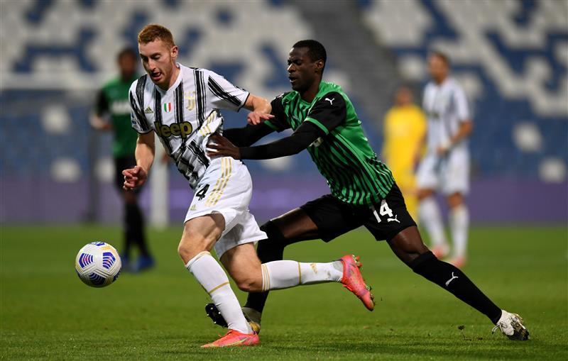 REGGIO NELL'EMILIA, ITALY - MAY 12: Dejan Kulusevski of Juventus battles for possession with Pedro Obiang of U.S. Sassuolo Calcio  during the Serie A match between US Sassuolo and Juventus at Mapei Stadium - Città del Tricolore on May 12, 2021 in Reggio nell'Emilia, Italy. Sporting stadiums around Italy remain under strict restrictions due to the Coronavirus Pandemic as Government social distancing laws prohibit fans inside venues resulting in games being played behind closed doors.    (Getty Images)