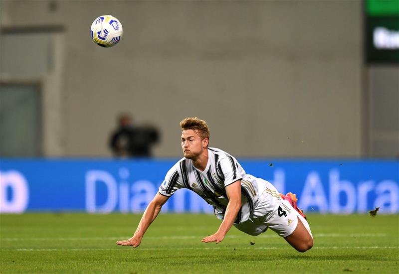 REGGIO NELL'EMILIA, ITALY - MAY 12: Matthijs De Ligt of Juventus heads the ball during the Serie A match between US Sassuolo and Juventus at Mapei Stadium - Città del Tricolore on May 12, 2021 in Reggio nell'Emilia, Italy. Sporting stadiums around Italy remain under strict restrictions due to the Coronavirus Pandemic as Government social distancing laws prohibit fans inside venues resulting in games being played behind closed doors.   (Getty Images)