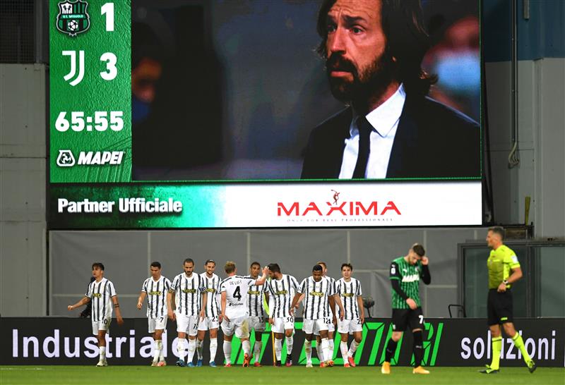 REGGIO NELL'EMILIA, ITALY - MAY 12: Paulo Dybala of Juventus celebrates with team mates after scoring their side's third goal during the Serie A match between US Sassuolo and Juventus at Mapei Stadium - Città del Tricolore on May 12, 2021 in Reggio nell'Emilia, Italy. Sporting stadiums around Italy remain under strict restrictions due to the Coronavirus Pandemic as Government social distancing laws prohibit fans inside venues resulting in games being played behind closed doors.    (Getty Images)