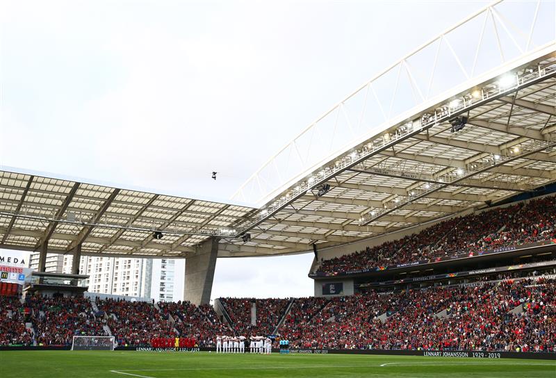PORTO, PORTUGAL - JUNE 05:  Players, fans and officials remember former president of UEFA Lennart Johansson prior to the UEFA Nations League Semi-Final match between Portugal and Switzerland at Estadio do Dragao on June 05, 2019 in Porto, Portugal. (Getty Images)