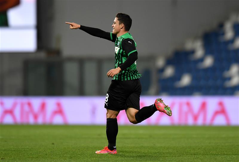 REGGIO NELL'EMILIA, ITALY - MAY 12: Giacomo Raspadori of U.S. Sassuolo Calcio celebrates after scoring their side's first goal during the Serie A match between US Sassuolo and Juventus at Mapei Stadium - Città del Tricolore on May 12, 2021 in Reggio nell'Emilia, Italy. Sporting stadiums around Italy remain under strict restrictions due to the Coronavirus Pandemic as Government social distancing laws prohibit fans inside venues resulting in games being played behind closed doors.    (Getty Images)