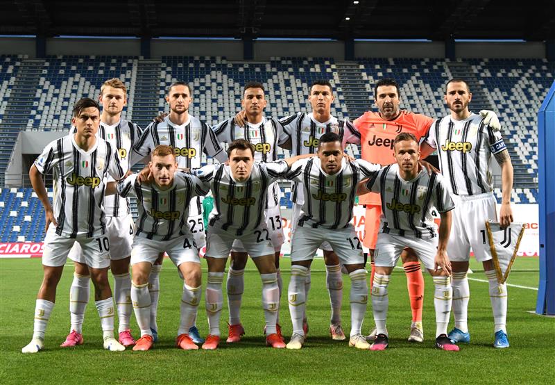 REGGIO NELL'EMILIA, ITALY - MAY 12: Players of Juventus pose for a team photograph prior to the Serie A match between US Sassuolo and Juventus at Mapei Stadium - Città del Tricolore on May 12, 2021 in Reggio nell'Emilia, Italy. Sporting stadiums around Italy remain under strict restrictions due to the Coronavirus Pandemic as Government social distancing laws prohibit fans inside venues resulting in games being played behind closed doors.  (Getty Images)