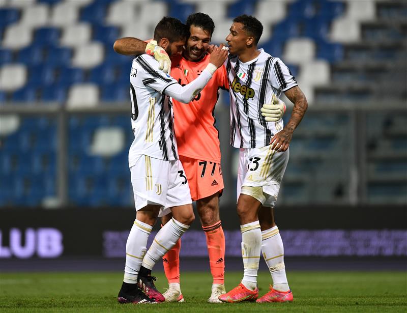 REGGIO NELL'EMILIA, ITALY - MAY 12: Rodrigo Bentancur, Gianluigi Buffon and Danilo of Juventus celebrate their side's victory after the Serie A match between US Sassuolo and Juventus at Mapei Stadium - Città del Tricolore on May 12, 2021 in Reggio nell'Emilia, Italy. Sporting stadiums around Italy remain under strict restrictions due to the Coronavirus Pandemic as Government social distancing laws prohibit fans inside venues resulting in games being played behind closed doors.  (Getty Images)