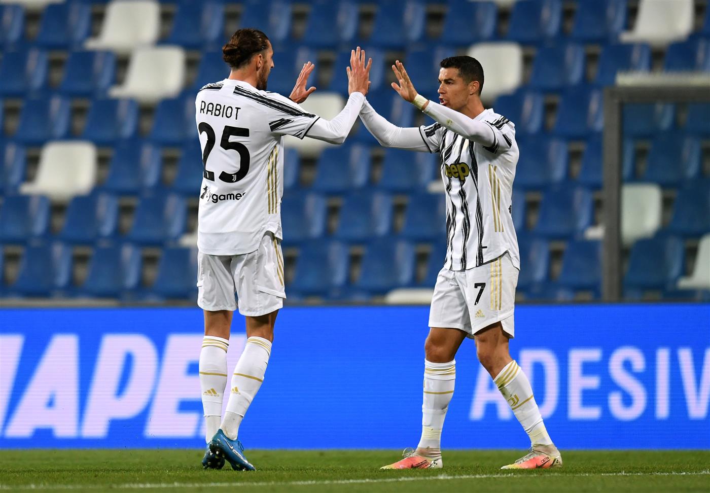 REGGIO NELL'EMILIA, ITALY - MAY 12: Adrien Rabiot of Juventus celebrates with Cristiano Ronaldo after scoring their side's first goal during the Serie A match between US Sassuolo and Juventus at Mapei Stadium - Città del Tricolore on May 12, 2021 in Reggio nell'Emilia, Italy. Sporting stadiums around Italy remain under strict restrictions due to the Coronavirus Pandemic as Government social distancing laws prohibit fans inside venues resulting in games being played behind closed doors.    (Getty Images)
