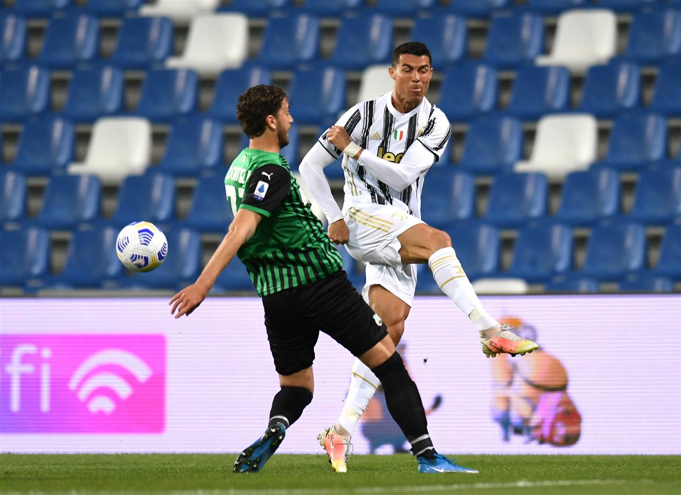 REGGIO NELL'EMILIA, ITALY - MAY 12: Cristiano Ronaldo of Juventus is challenged by Manuel Locatelli of U.S. Sassuolo Calcio during the Serie A match between US Sassuolo and Juventus at Mapei Stadium - Città del Tricolore on May 12, 2021 in Reggio nell'Emilia, Italy. Sporting stadiums around Italy remain under strict restrictions due to the Coronavirus Pandemic as Government social distancing laws prohibit fans inside venues resulting in games being played behind closed doors.  (Getty Images)