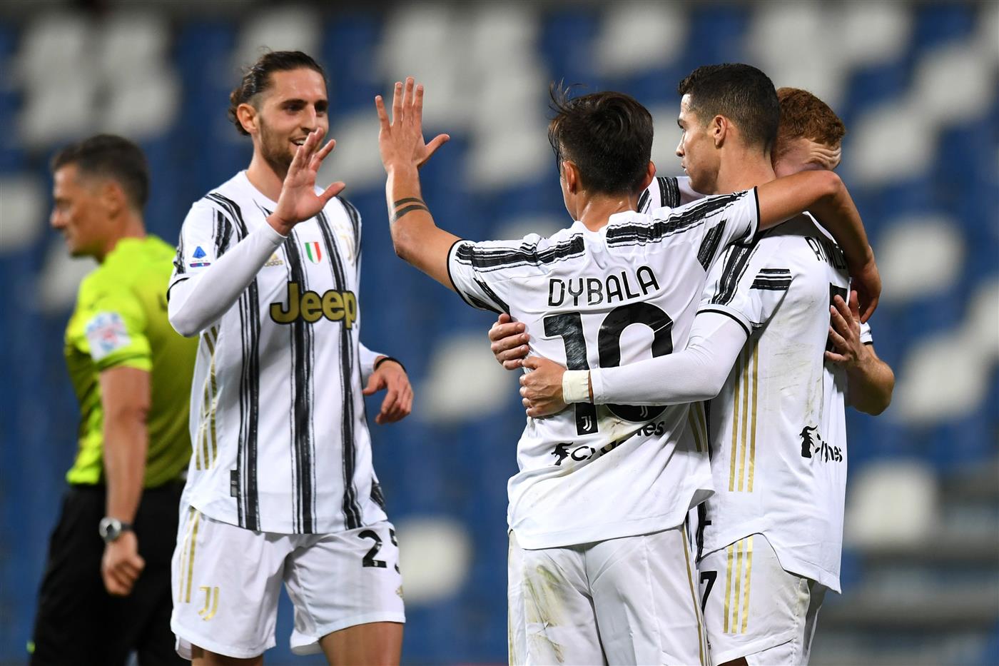 REGGIO NELL'EMILIA, ITALY - MAY 12: Cristiano Ronaldo of Juventus celebrates with Paulo Dybala after scoring their side's second goal during the Serie A match between US Sassuolo and Juventus at Mapei Stadium - Città del Tricolore on May 12, 2021 in Reggio nell'Emilia, Italy. Sporting stadiums around Italy remain under strict restrictions due to the Coronavirus Pandemic as Government social distancing laws prohibit fans inside venues resulting in games being played behind closed doors.    (Getty Images)