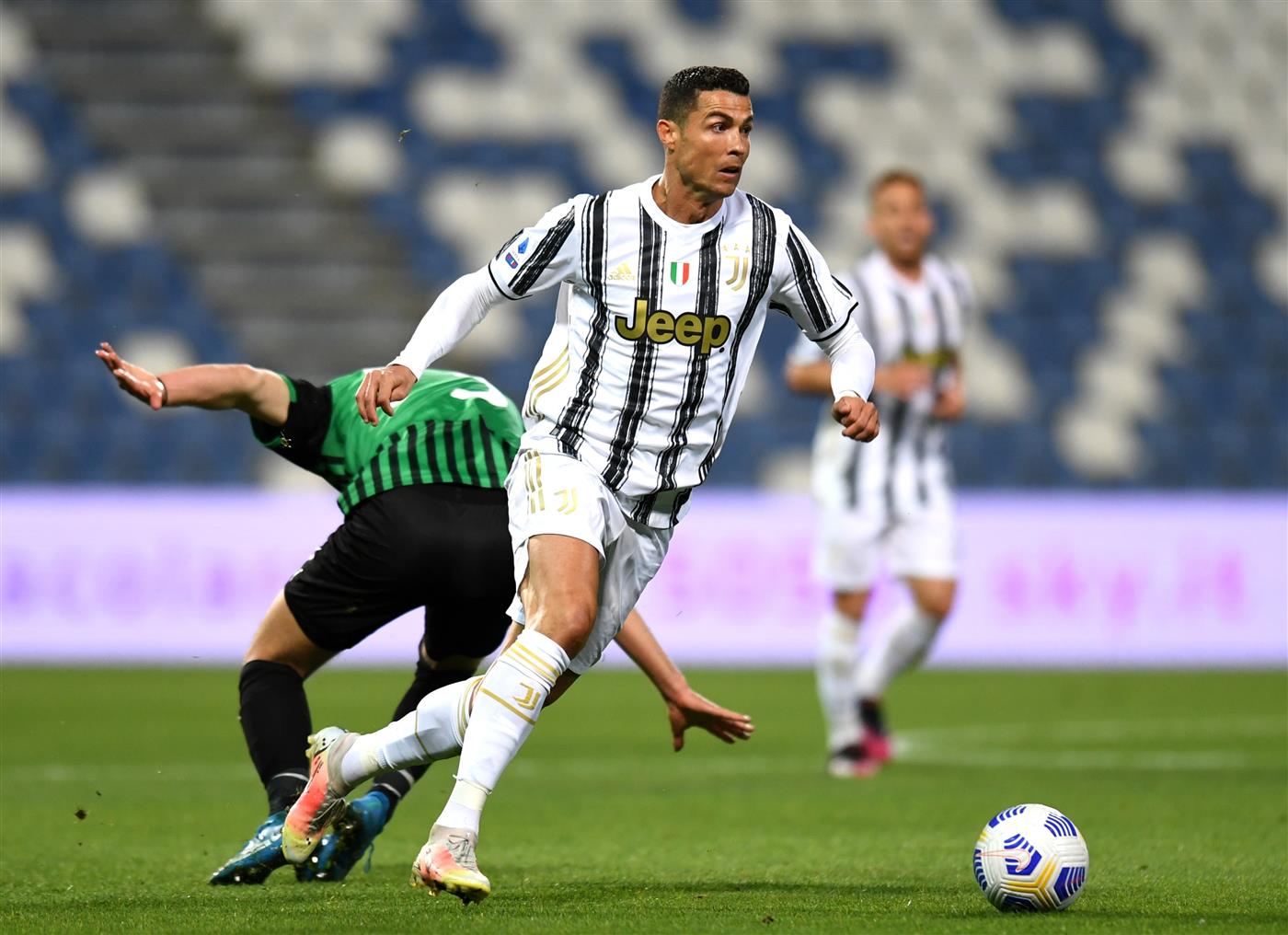 REGGIO NELL'EMILIA, ITALY - MAY 12: Cristiano Ronaldo of Juventus runs with the ball during the Serie A match between US Sassuolo and Juventus at Mapei Stadium - Città del Tricolore on May 12, 2021 in Reggio nell'Emilia, Italy. Sporting stadiums around Italy remain under strict restrictions due to the Coronavirus Pandemic as Government social distancing laws prohibit fans inside venues resulting in games being played behind closed doors.   (Getty Images)