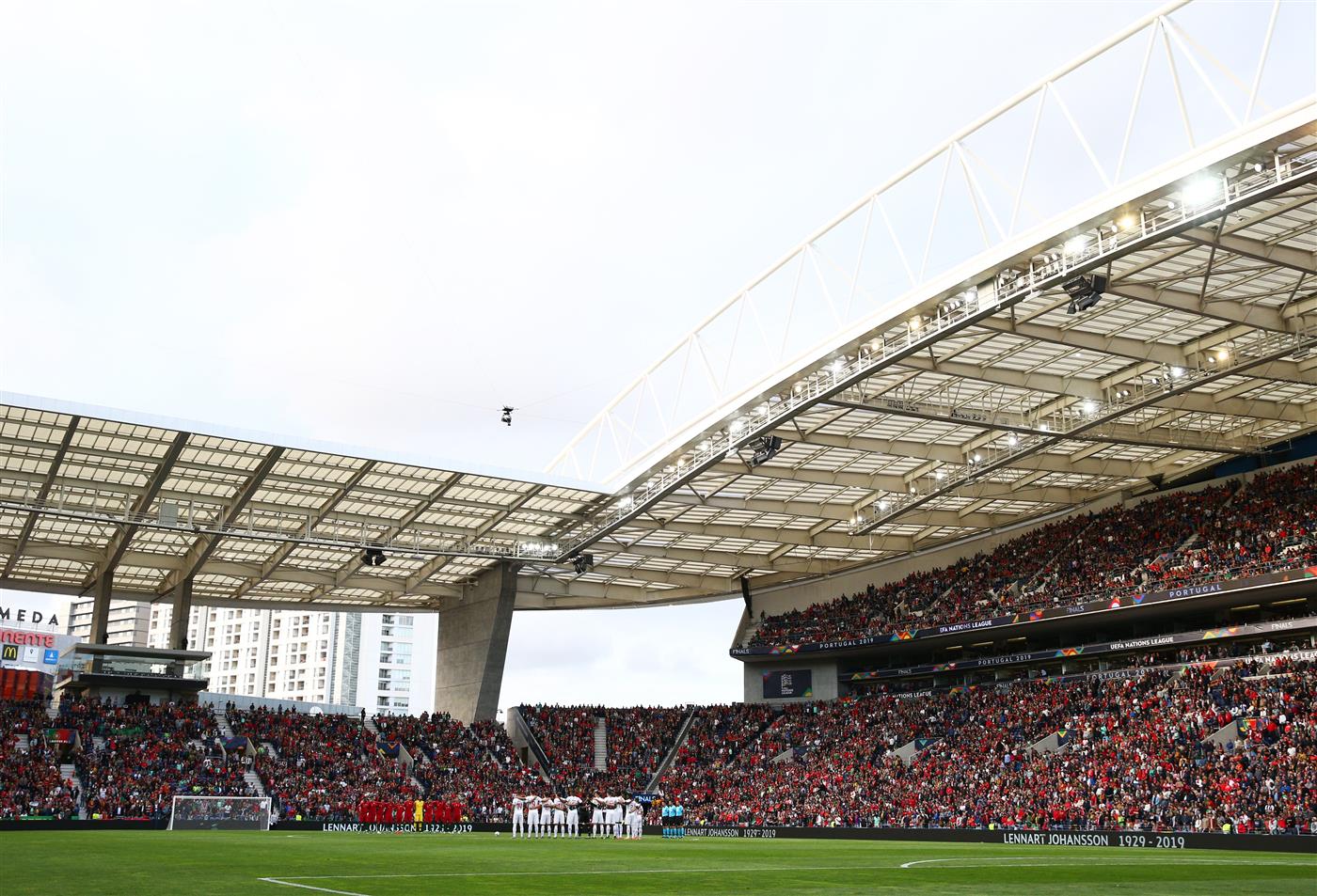 PORTO, PORTUGAL - JUNE 05:  Players, fans and officials remember former president of UEFA Lennart Johansson prior to the UEFA Nations League Semi-Final match between Portugal and Switzerland at Estadio do Dragao on June 05, 2019 in Porto, Portugal. (Getty Images)