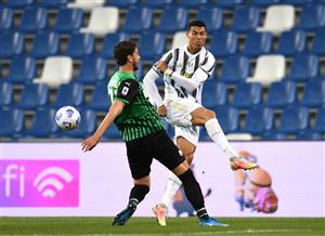 REGGIO NELL'EMILIA, ITALY - MAY 12: Cristiano Ronaldo of Juventus is challenged by Manuel Locatelli of U.S. Sassuolo Calcio during the Serie A match between US Sassuolo and Juventus at Mapei Stadium - Città del Tricolore on May 12, 2021 in Reggio nell'Emilia, Italy. Sporting stadiums around Italy remain under strict restrictions due to the Coronavirus Pandemic as Government social distancing laws prohibit fans inside venues resulting in games being played behind closed doors. (Getty Images)