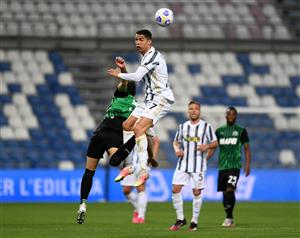 REGGIO NELL'EMILIA, ITALY - MAY 12: Cristiano Ronaldo of Juventus wins a header during the Serie A match between US Sassuolo and Juventus at Mapei Stadium - Città del Tricolore on May 12, 2021 in Reggio nell'Emilia, Italy. Sporting stadiums around Italy remain under strict restrictions due to the Coronavirus Pandemic as Government social distancing laws prohibit fans inside venues resulting in games being played behind closed doors. (Getty Images)