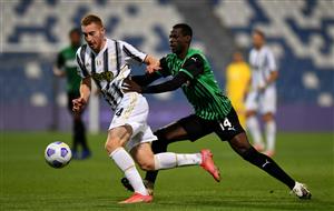 REGGIO NELL'EMILIA, ITALY - MAY 12: Dejan Kulusevski of Juventus battles for possession with Pedro Obiang of U.S. Sassuolo Calcio during the Serie A match between US Sassuolo and Juventus at Mapei Stadium - Città del Tricolore on May 12, 2021 in Reggio nell'Emilia, Italy. Sporting stadiums around Italy remain under strict restrictions due to the Coronavirus Pandemic as Government social distancing laws prohibit fans inside venues resulting in games being played behind closed doors. (Getty Images)
