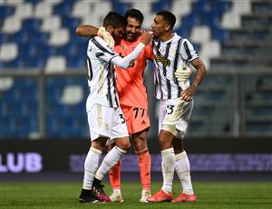 REGGIO NELL'EMILIA, ITALY - MAY 12: Rodrigo Bentancur, Gianluigi Buffon and Danilo of Juventus celebrate their side's victory after the Serie A match between US Sassuolo and Juventus at Mapei Stadium - Città del Tricolore on May 12, 2021 in Reggio nell'Emilia, Italy. Sporting stadiums around Italy remain under strict restrictions due to the Coronavirus Pandemic as Government social distancing laws prohibit fans inside venues resulting in games being played behind closed doors. (Getty Images)