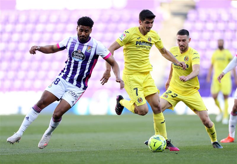 VALLADOLID, SPAIN - MAY 13: Gerard Moreno of Villarreal CF battles for possession with Saidy Janko of Real Valladolid during the La Liga Santander match between Real Valladolid CF and Villarreal CF at Estadio Municipal Jose Zorrilla on May 13, 2021 in Valladolid, Spain. (Getty Images)