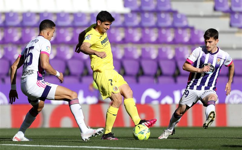 VALLADOLID, SPAIN - MAY 13: Gerard Moreno of Villarreal CF controls the ball whilst under pressure from Jawad El Yamiq and Toni Villa of Real Valladolid during the La Liga Santander match between Real Valladolid CF and Villarreal CF at Estadio Municipal Jose Zorrilla on May 13, 2021 in Valladolid, Spain. (Getty Images)