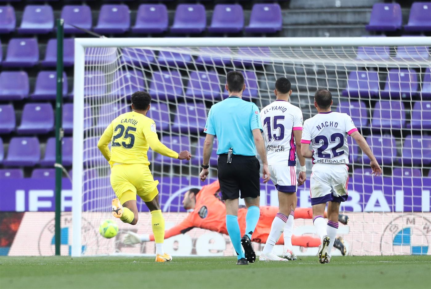 VALLADOLID, SPAIN - MAY 13: Etienne Capoue of Villarreal CF scores their side's second goal past Roberto Jimenez of Real Valladolid during the La Liga Santander match between Real Valladolid CF and Villarreal CF at Estadio Municipal Jose Zorrilla on May 13, 2021 in Valladolid, Spain. (Getty Images)