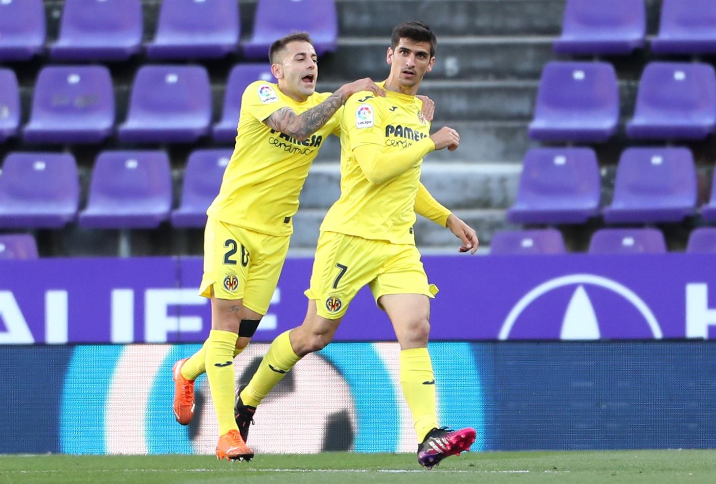 VALLADOLID, SPAIN - MAY 13: Gerard Moreno of Villarreal CF celebrates with Ruben Pena after scoring their side's first goal during the La Liga Santander match between Real Valladolid CF and Villarreal CF at Estadio Municipal Jose Zorrilla on May 13, 2021 in Valladolid, Spain. (Getty Images)