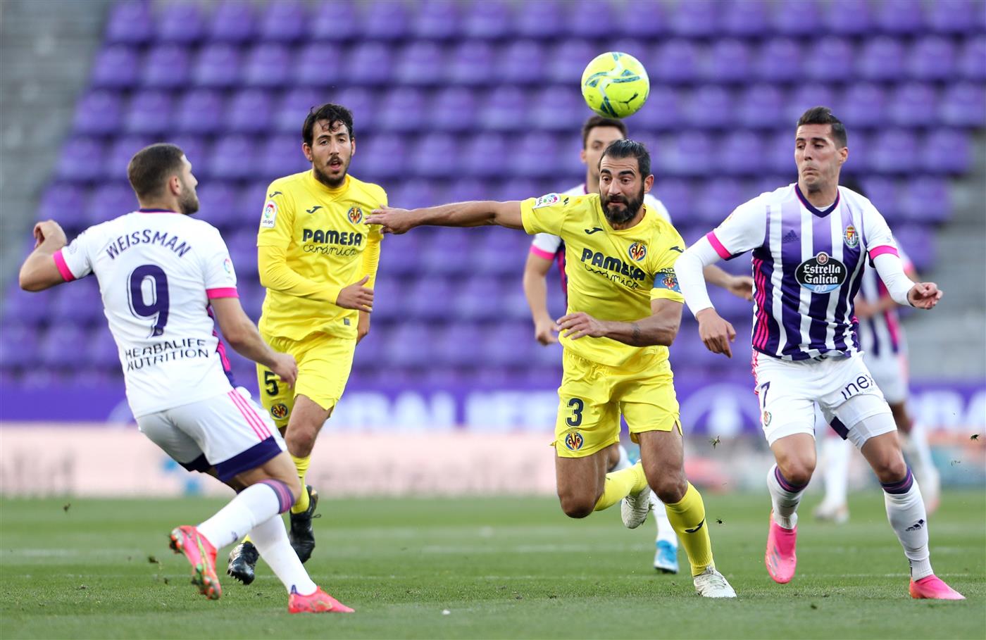 VALLADOLID, SPAIN - MAY 13: Raul Albiol of Villarreal CF competes for the ball with Sergi Guardiola of Real Valladolid during the La Liga Santander match between Real Valladolid CF and Villarreal CF at Estadio Municipal Jose Zorrilla on May 13, 2021 in Valladolid, Spain. (Getty Images)